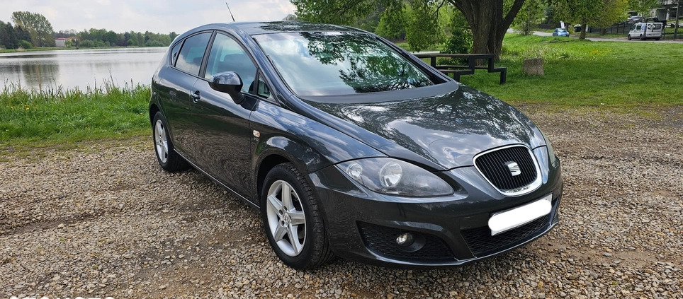 Seat Leon cena 18900 przebieg: 185350, rok produkcji 2011 z Poręba małe 352